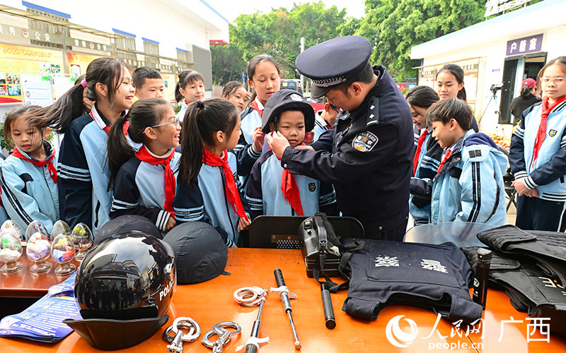 警營(yíng)開(kāi)放日 警民互動(dòng)共慶“人民警察節(jié)”