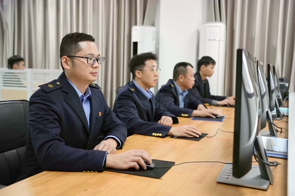 職工利用監(jiān)測(cè)終端加強(qiáng)對(duì)接觸網(wǎng)設(shè)備檢查。李鈺丹攝