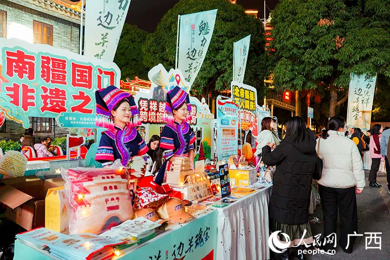 文創(chuàng)商品展示。 人民網(wǎng) 梁章暉攝