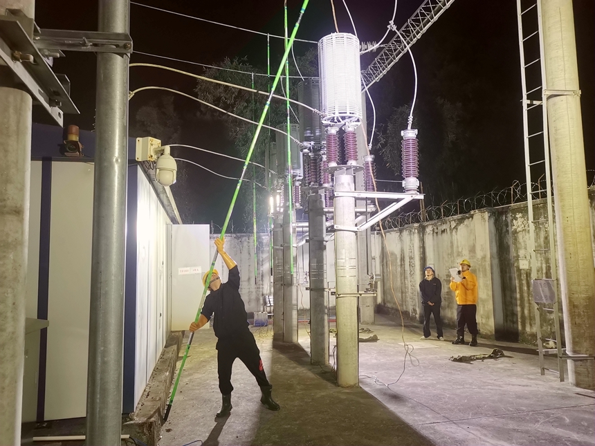 變電站值班員在進行作業(yè)前接地安全措施。李金懋?dāng)z