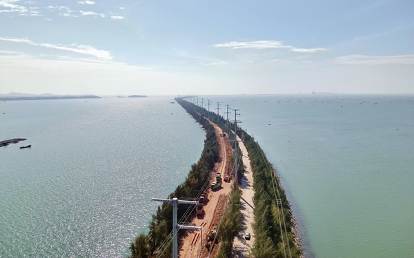 “廣西最美海上公路”上新建的220千伏輸電線路。楊春來攝