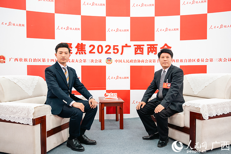 鄧國(guó)富委員（右）接受專訪。人民網(wǎng)記者 嚴(yán)立政攝