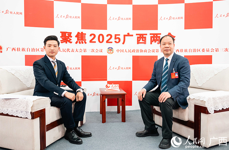 韋佳代表（右）接受采訪。人民網(wǎng)記者 嚴(yán)立政攝