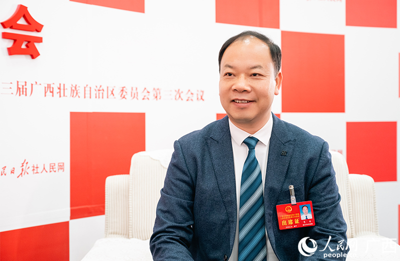 韋佳代表接受采訪。人民網(wǎng)記者 嚴(yán)立政攝