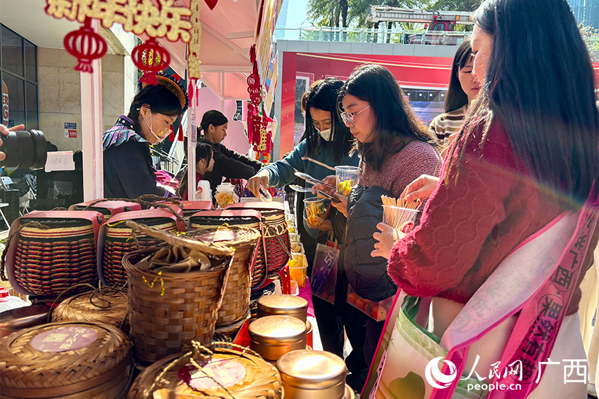 市民正在逛市集。人民網(wǎng) 何寧攝