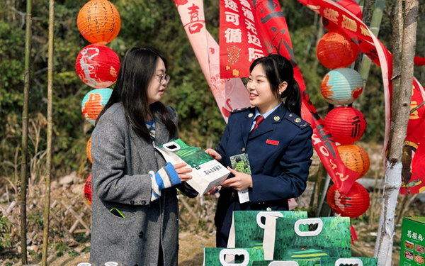 國家稅務(wù)總局資源縣稅務(wù)局組織稅務(wù)干部走進馬家村“村晚”現(xiàn)場，向企業(yè)宣傳稅收優(yōu)惠政策，解答涉稅疑問。于茜攝
