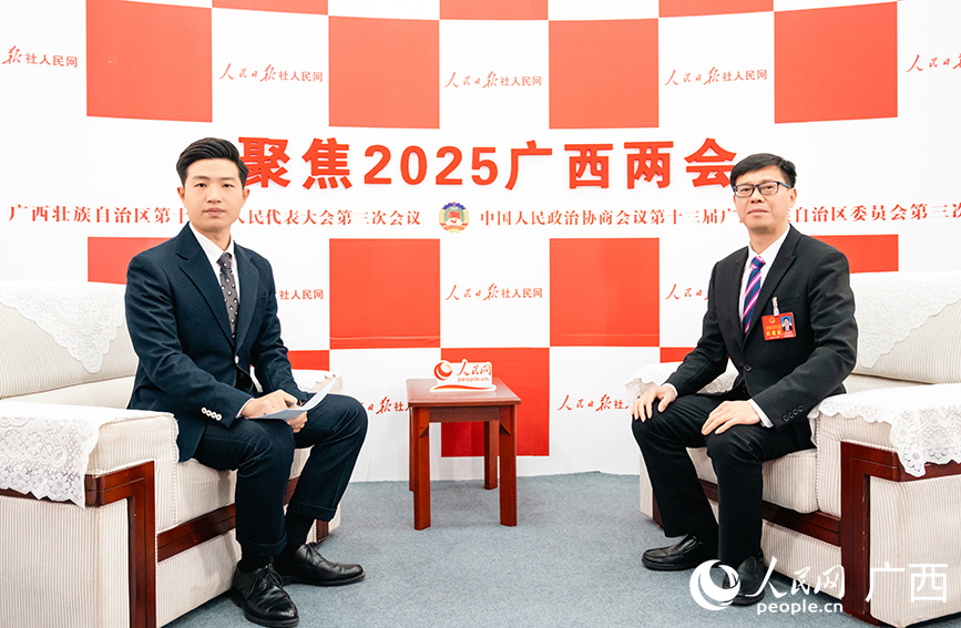歐樹(shù)和代表（右）接受采訪。人民網(wǎng)記者 嚴(yán)立政攝