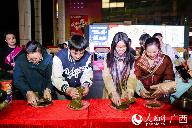 廣州市民挑戰(zhàn)吃糍粑比賽。人民網(wǎng) 何寧攝