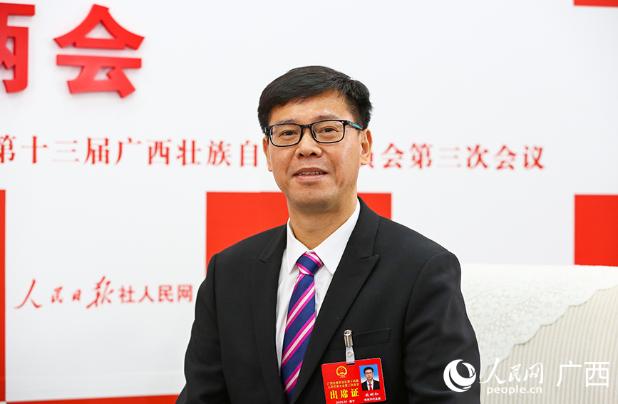 歐樹(shù)和代表接受采訪。人民網(wǎng)記者 嚴(yán)立政攝