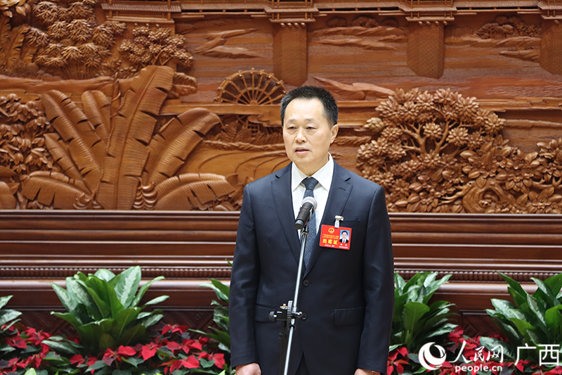 楊斌代表回答記者提問。人民網(wǎng) 馮肖慧攝