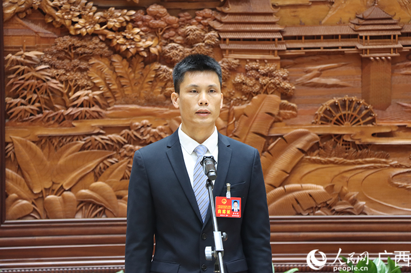 黃可明代表回答記者提問。人民網(wǎng) 馮肖慧攝