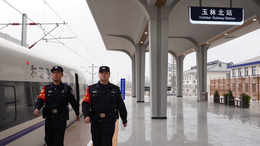 乘警在玉林北站站臺巡邏。姚鵬鵬攝