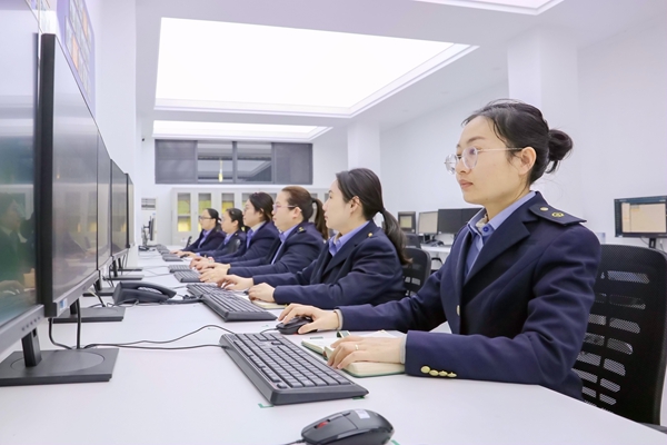 職工對管內(nèi)信號設備采集數(shù)據(jù)進行實時分析。陳泉任攝