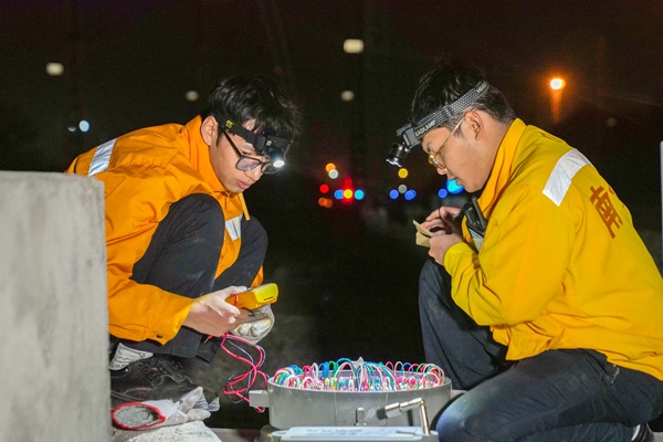 職工在檢修電纜盒。袁俊杰攝