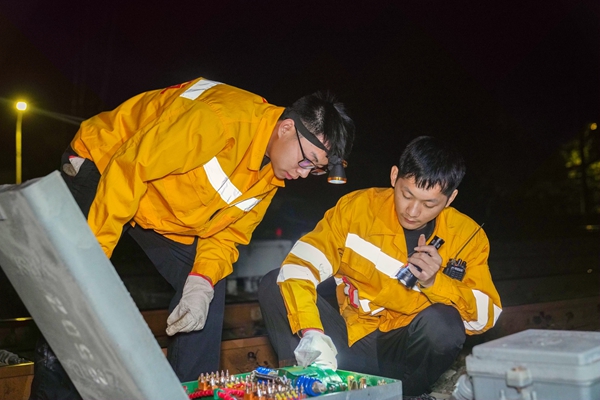 職工在檢修道岔轉(zhuǎn)轍機(jī)。袁俊杰攝