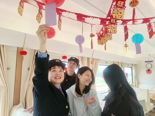 旅客參與猜燈謎活動(dòng)。