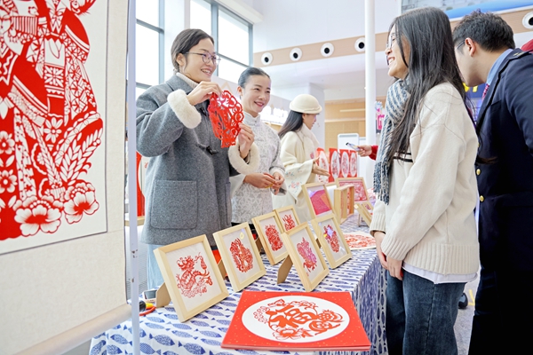 玉林非遺剪紙傳承人現(xiàn)場展示剪紙技藝。梁源嵩攝