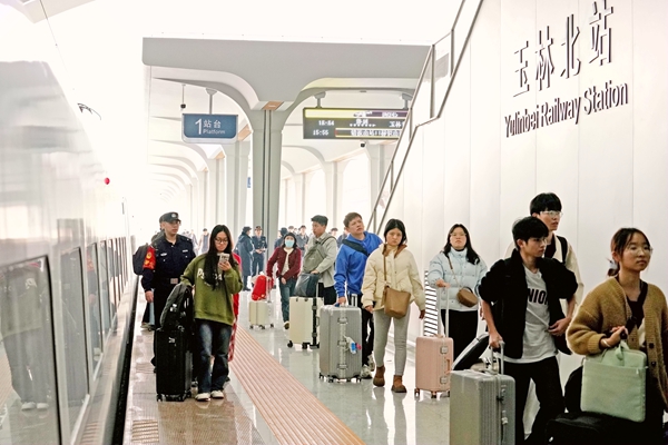 旅客在玉林北站安全乘降。白玨翠