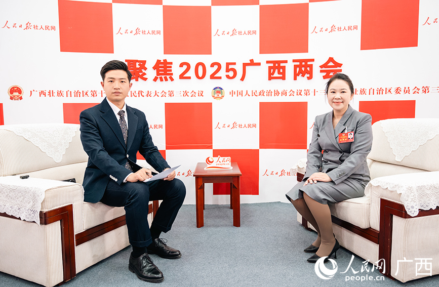 覃曼東委員（右）接受專訪。人民網(wǎng)記者 嚴(yán)立政攝