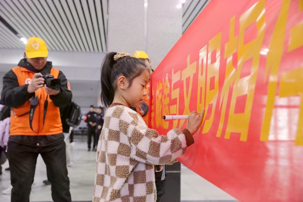 桂林站在候車室組織開展文明出行簽名活動，倡導(dǎo)文明出行新風(fēng)尚。鄭長賢攝