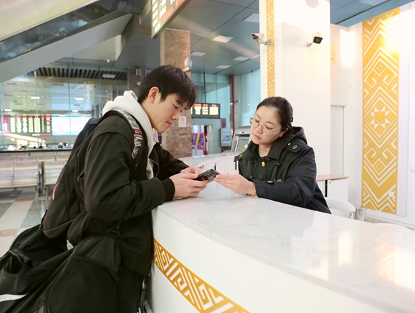 南寧站客運(yùn)員為學(xué)生旅客解答問詢。麥竹嫻攝