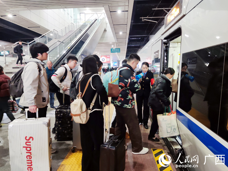 乘客有序乘降。人民網(wǎng)記者 王勇攝