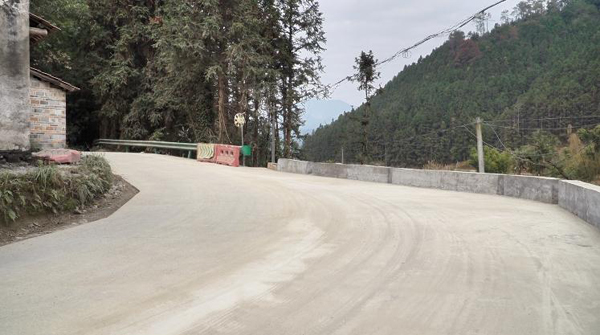 拓寬的道路和原來的道路連接處清晰可見。盤姝吚攝