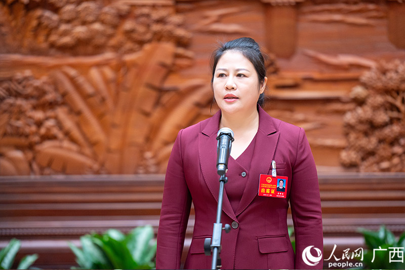 姜曙霞代表回答記者提問。人民網(wǎng)記者 嚴(yán)立政攝