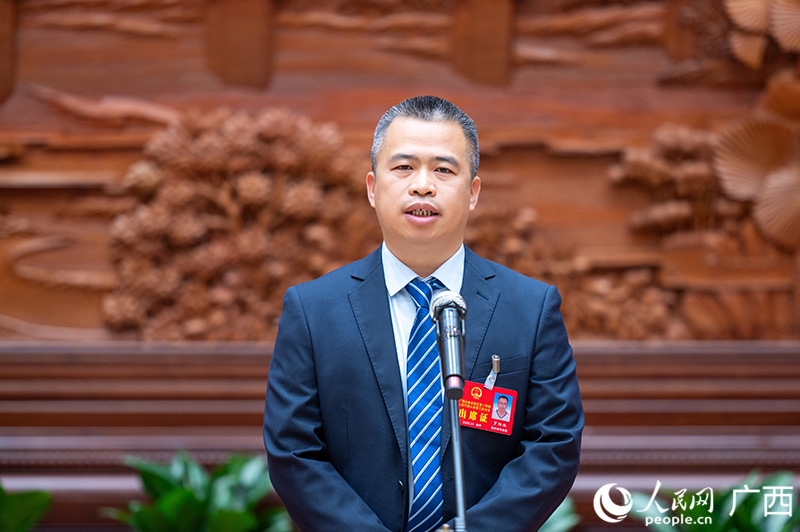 羅陽林代表回答記者提問。人民網(wǎng)記者 嚴立政攝