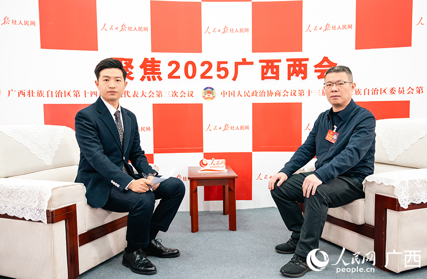 何韜代表（右）接受專訪。人民網(wǎng)記者 嚴(yán)立政攝