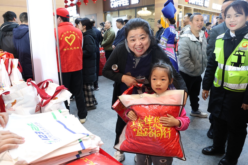 過往司乘人員及旅客在桂林服務(wù)區(qū)領(lǐng)取暖心禮包。