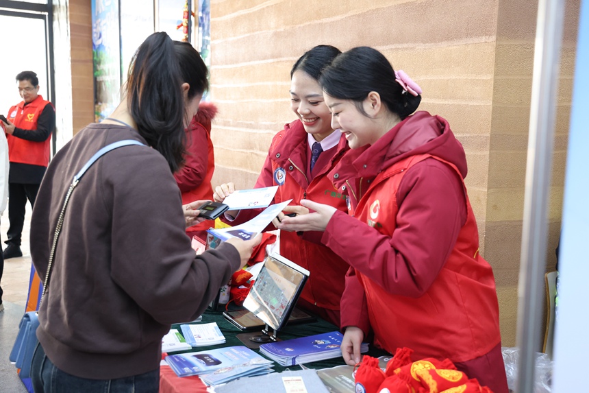 在桂林服務(wù)區(qū)青年志愿者向過往司乘人員及旅客宣傳交通知識。
