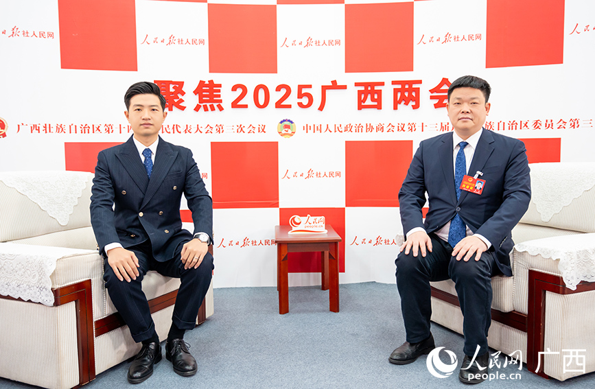 李冉代表（右）接受專訪。人民網(wǎng)記者 嚴(yán)立政攝