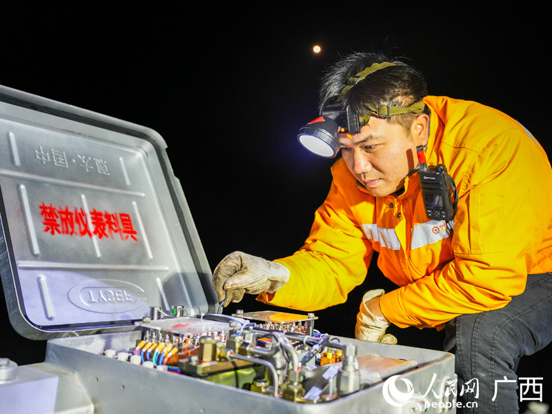 職工對道岔進(jìn)行檢修標(biāo)調(diào)。人民網(wǎng)記者 王勇攝