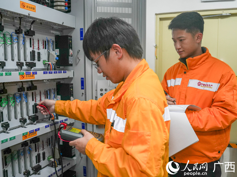 職工在機(jī)械室內(nèi)對列控設(shè)備進(jìn)行電氣特性測試。人民網(wǎng)記者 王勇攝