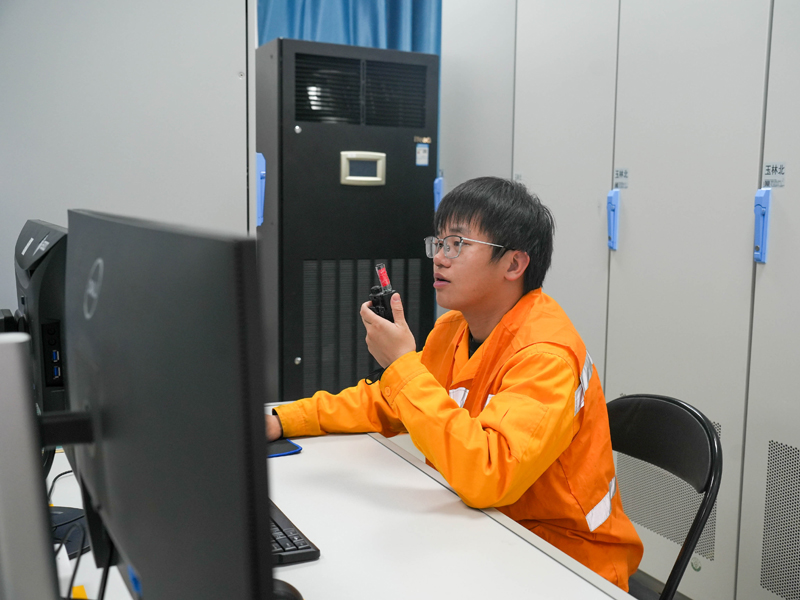 室內(nèi)外進(jìn)行通話聯(lián)系作業(yè)。黃海明攝