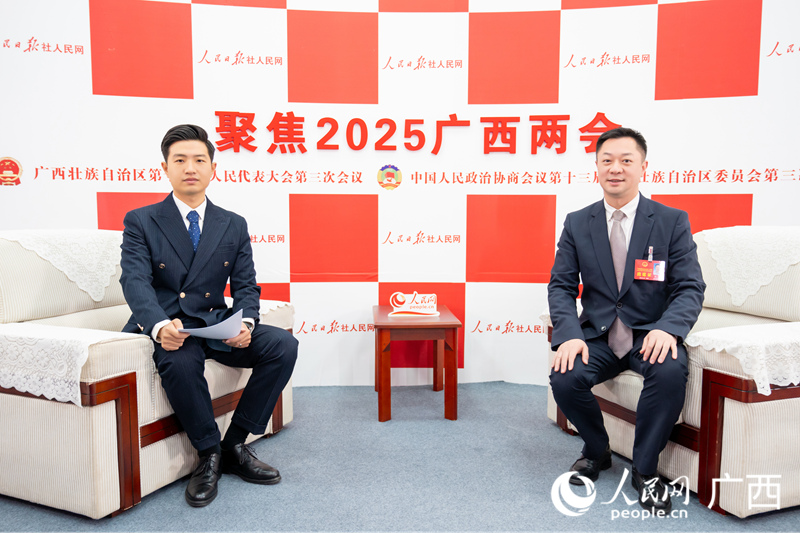 代表（右）接受采訪。人民網(wǎng)記者 嚴(yán)立政攝