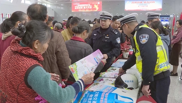 有關(guān)部門(mén)發(fā)放宣傳資料，向旅客普及交通知識(shí)。梁粵攝