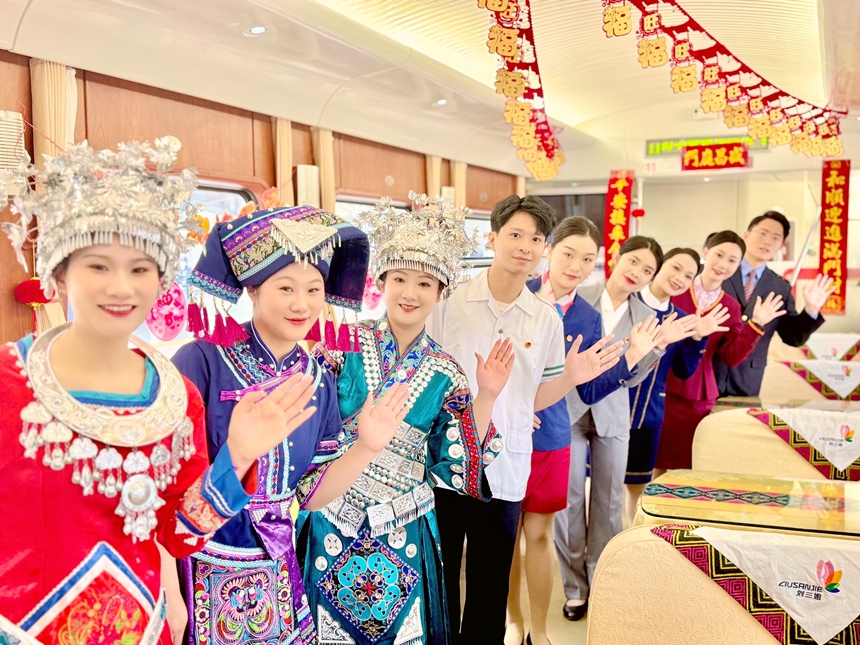 Z6次列車(chē)文藝小分隊(duì)身穿民族服裝和歷代鐵路制服，表演節(jié)目。趙劍攝
