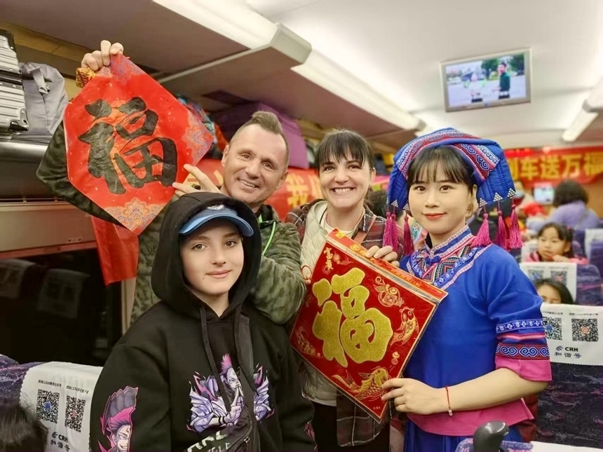 工作人員給乘車旅客送福。劉媛攝