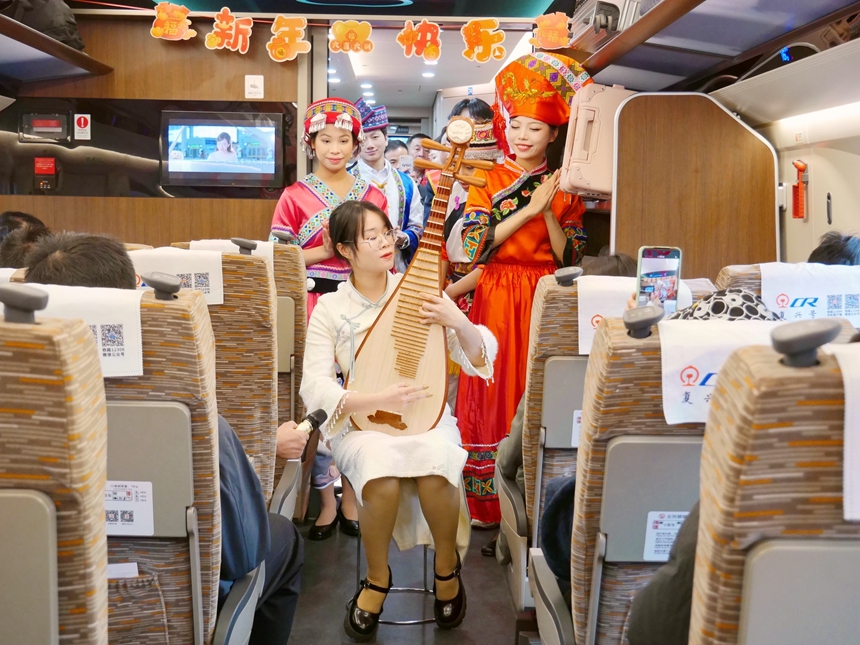 由南寧東開(kāi)往香港西九龍的G417次列車(chē)工作人員表演琵琶獨(dú)奏。羅棉元攝