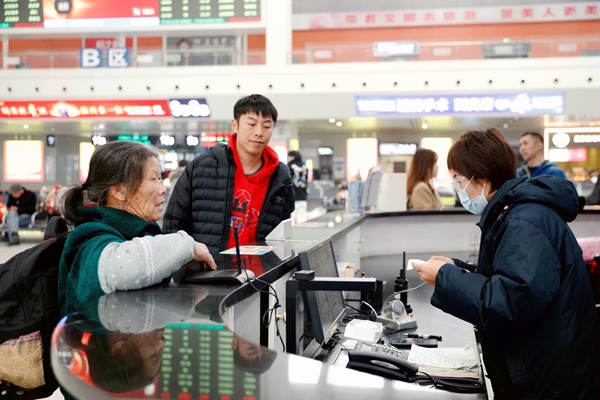 春運(yùn)首日，柳州站工作人員正在解答旅客問訊。林建強(qiáng)攝