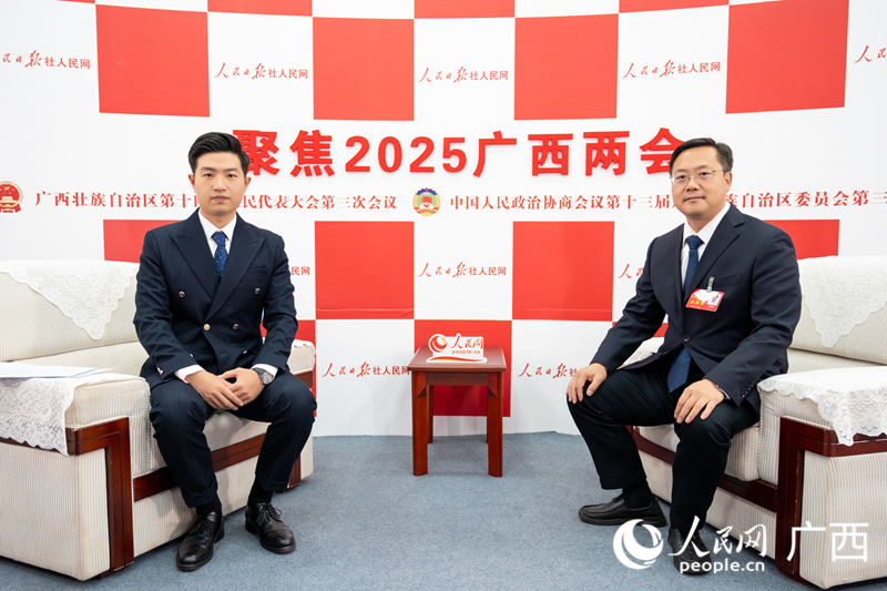 （右）接受采訪。人民網(wǎng)記者 嚴(yán)立政攝