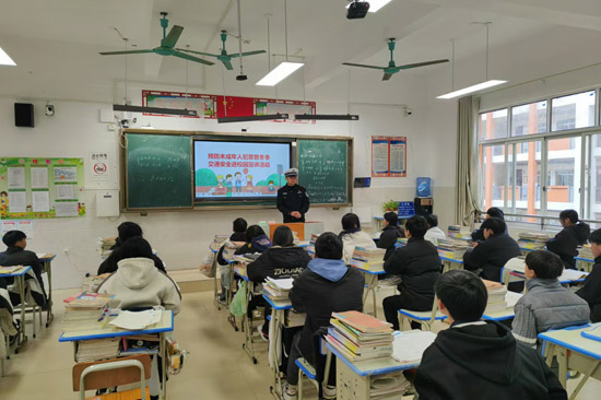 法制副校長進課堂開展預(yù)防未成年人犯罪宣講活動。樂業(yè)縣教育局供圖