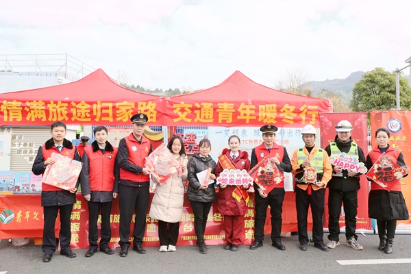 志愿者與司乘人員合影。