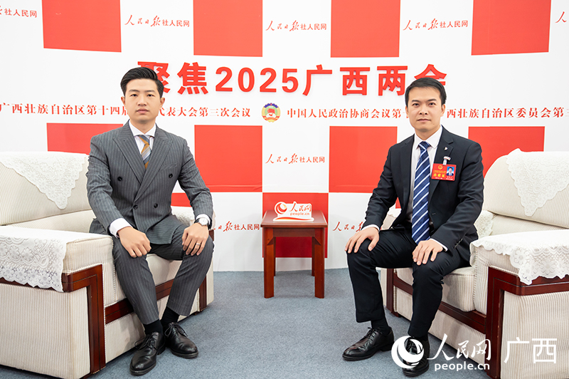 覃澤廣代表（右）接受專訪。人民網(wǎng)記者 嚴(yán)立政攝