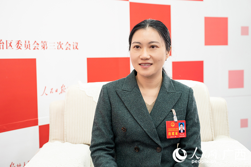 鄧潔麗代表接受專訪。人民網(wǎng)記者 嚴(yán)立政攝