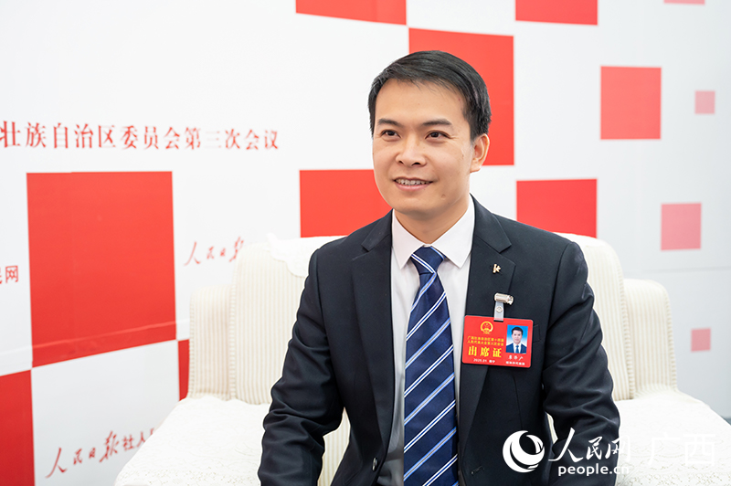 覃澤廣代表接受專訪。人民網(wǎng)記者 嚴(yán)立政攝