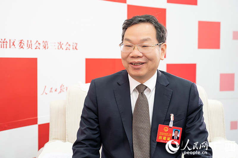 周光華代表接受專訪。人民網(wǎng)記者 嚴(yán)立政攝