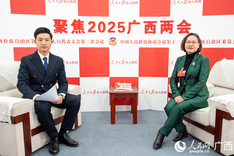 許瑾委員（右）接受采訪。人民網(wǎng)記者 嚴立政攝